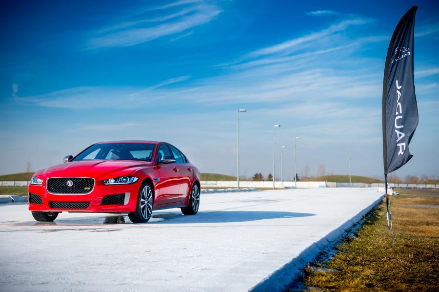  Jaguar XE 300 Sport 2018 года  (WW) (фото 23 из 24)